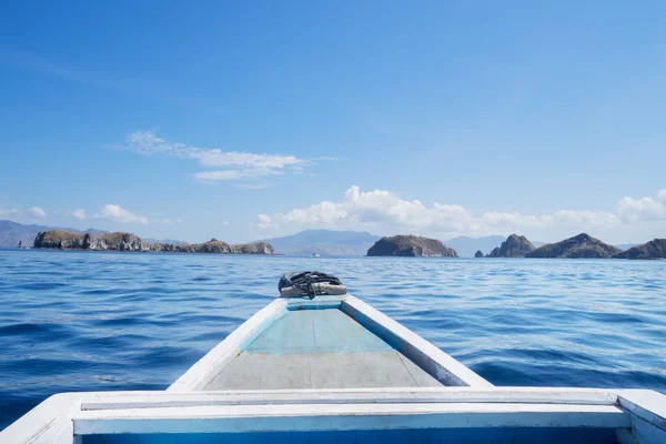 Красиві морські пейзажі з човнової палуби — стокове фото