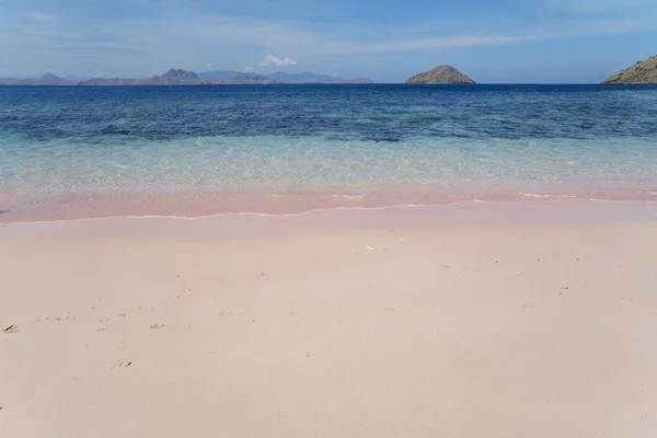 Hermosa playa rosa con agua turquesa — Foto de Stock