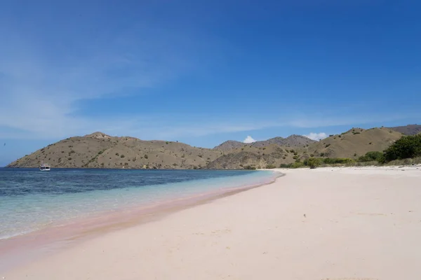 Mooie roze strand onder de blauwe hemel — Stockfoto