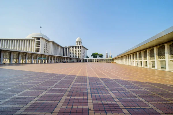 Belle extérieur de la mosquée Istiqlal — Photo