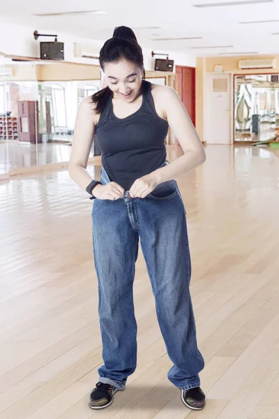 Arabian woman with old jeans in fitness center — Stock Photo, Image