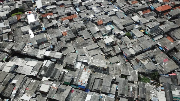 Vista aérea do bairro de favelas lotadas — Fotografia de Stock