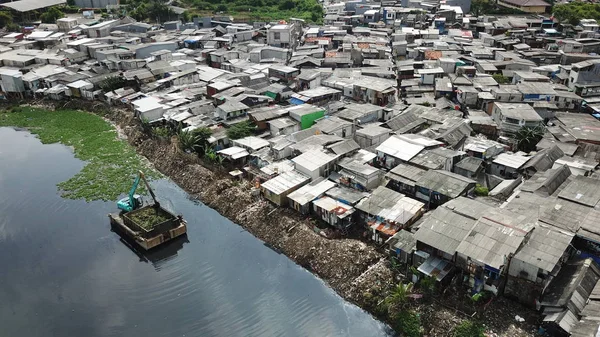 Aerial landskap av slum hus vid sjö — Stockfoto