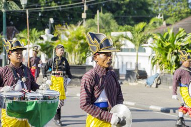 Yogyakarta Saray askerleri'da bir festival yürüyüşü