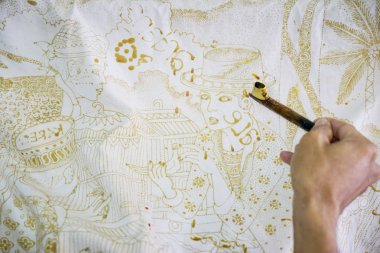 Batik bir kumaş yapım bilinmeyen bir adam