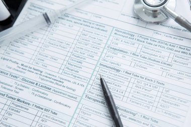 Stetoskop bir hasta tıbbi formla