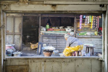 Zavallı yaşlı kadını sokakta üzerinde esnaf