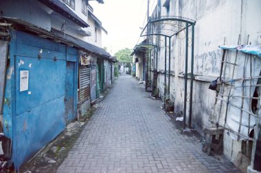 Boş alleyway yıkık ev