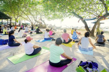 Kalabalık ziyaretçi pratik Yoga Sanur Beach