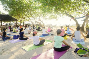 Kalabalık insanlar Yoga Sanur Beach