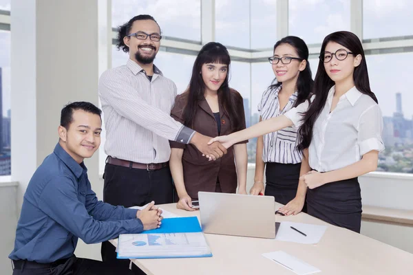 Jeunes gens d'affaires serrant la main dans le bureau — Photo