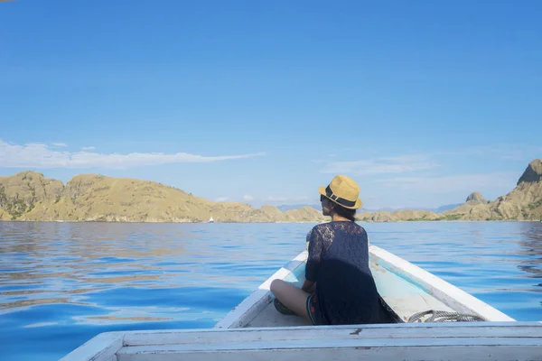 Kobieta, ciesząc się widokiem na wyspę Padar z łodzi — Zdjęcie stockowe
