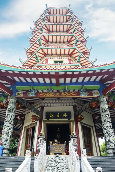 Посетители, входящие в пагоду Авалокитешвара — стоковое фото
