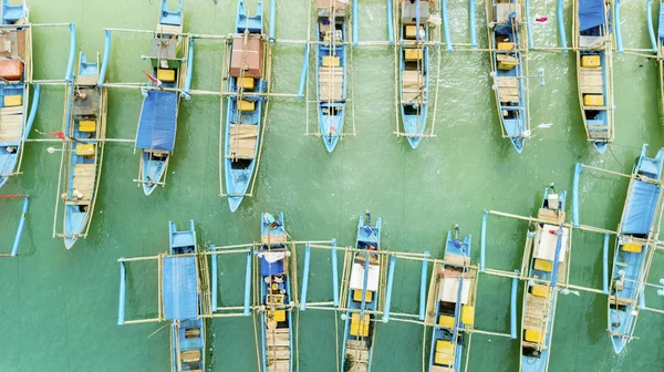 Tradycyjne rybackie łodzie z rzędu na plaży — Zdjęcie stockowe