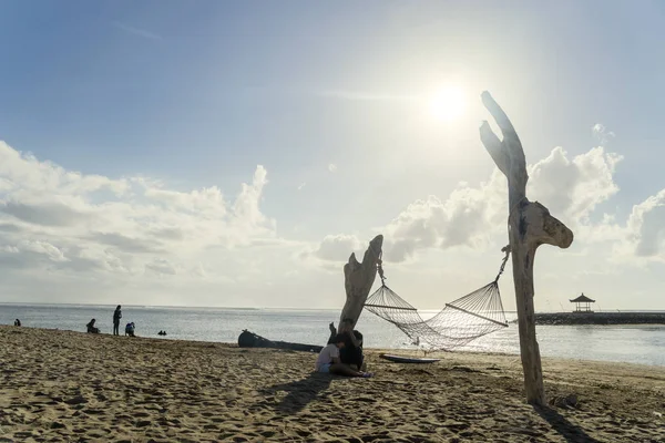 Туристи звільнення рішенні на пляжі Санур — стокове фото