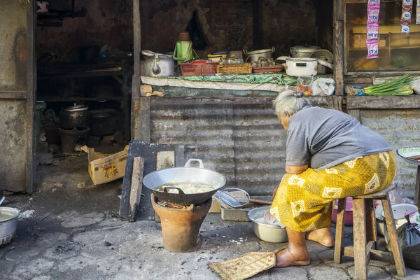 Pobre velha cozinhando comida de rua — Fotografia de Stock