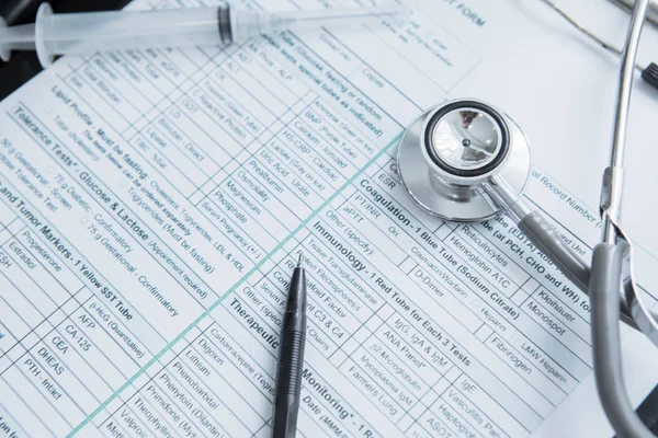 Forma medica del paziente con penna — Foto Stock