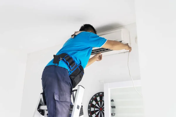 Technicien masculin fixant un climatiseur — Photo