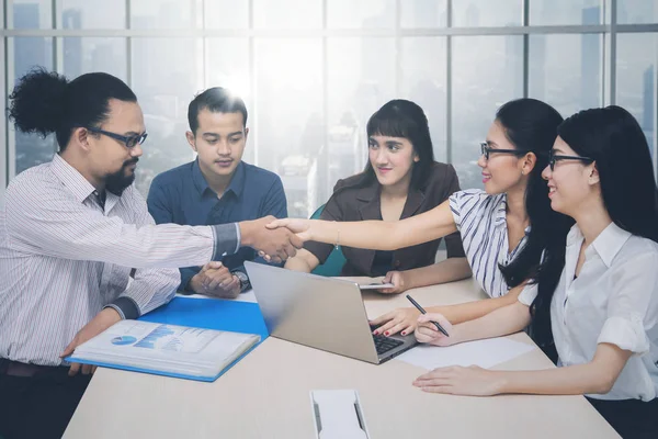 Mannelijke manager met collega in zakelijke — Stockfoto