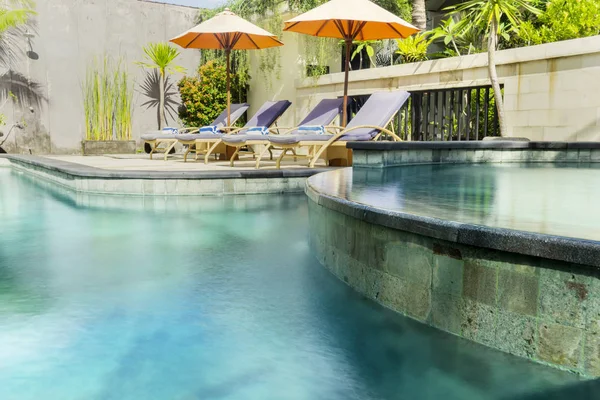 Piscina di lusso con lettino — Foto Stock