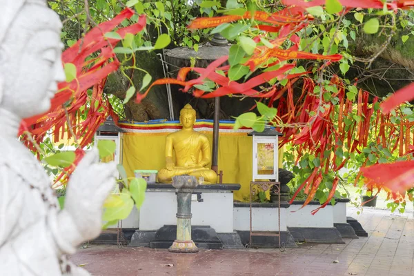 Estátua de Kwan Im com estátua dourada de Buda — Fotografia de Stock