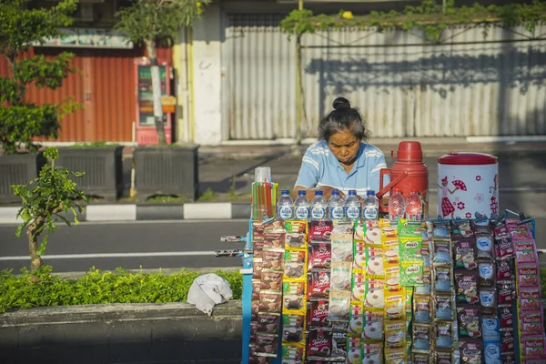 Elderly woman selling beverage on the roadside — Stock Photo, Image