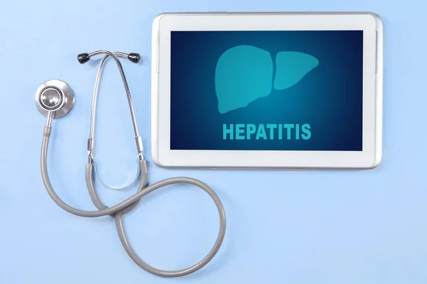 Цифровые таблетки со словом гепатита и стетоскопом — стоковое фото