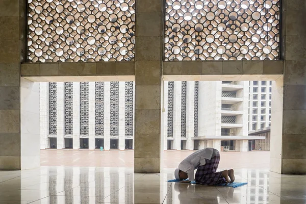 Devout man doing Salat on the Istiqlal mosque — Stock Photo, Image