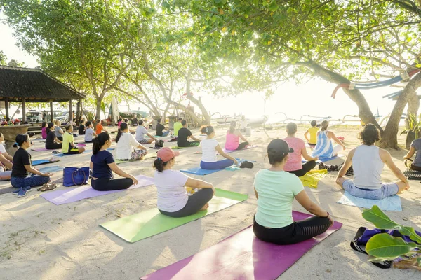 Menschenmenge praktiziert Yoga am Strand von Sanur — Stockfoto