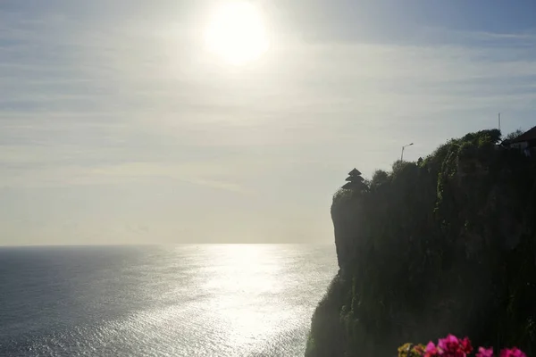 아침 시간에 Uluwatu 사원 근처 해안선 — 스톡 사진