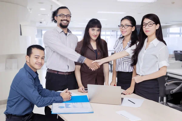 Empresários a apertar as mãos na sala de reuniões — Fotografia de Stock