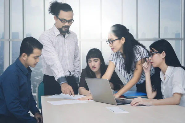 Geschäftsleute diskutieren Finanzbericht — Stockfoto