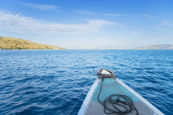 Beau paysage marin tropical depuis un bateau en bois — Photo