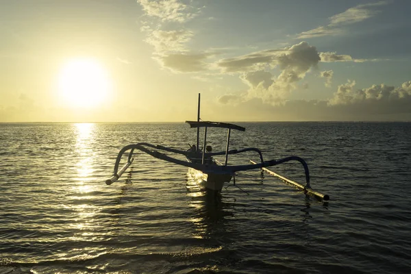 Hermoso amanecer con barco de pesca vacío — Foto de Stock