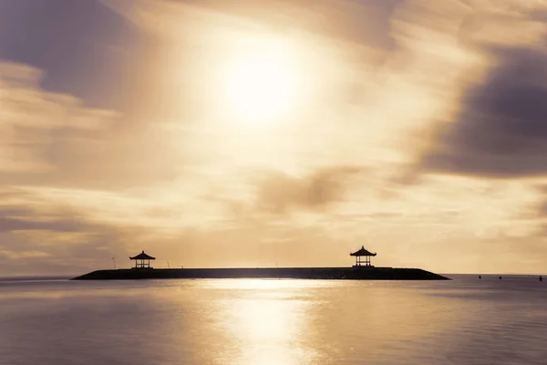 Schöner Sandstrand bei Sonnenuntergang — Stockfoto