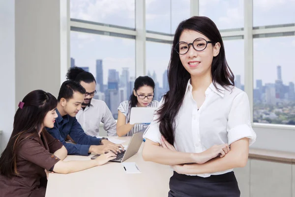 Boardroom elinde katlanmış güzel Yöneticisi — Stok fotoğraf