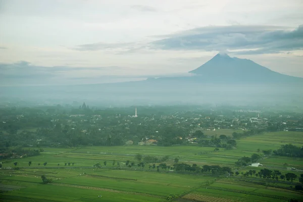 Schöner Mount Merapi in der Nähe des Prambanan-Tempels — Stockfoto