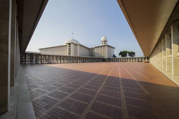 Bellissimo paesaggio della moschea Istiqlal sotto il cielo blu — Foto Stock