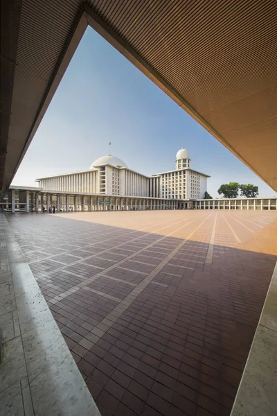 Bella architettura della moschea Istiqlal sotto il cielo blu — Foto Stock