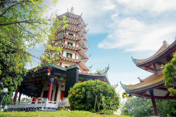 Avalokitesvara pagoda yukarıda güzel mavi gökyüzü — Stok fotoğraf