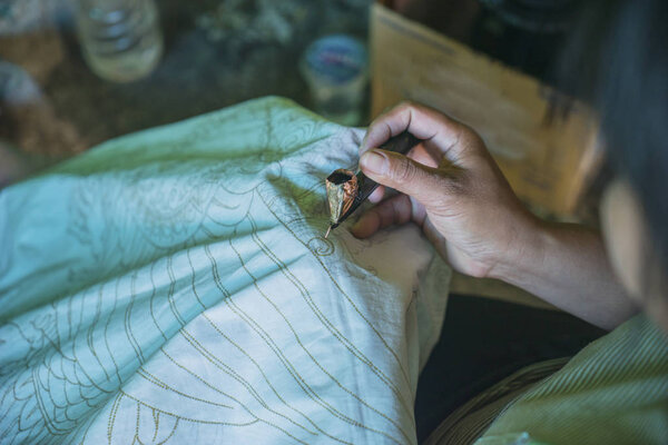 Anonymous woman using a canting