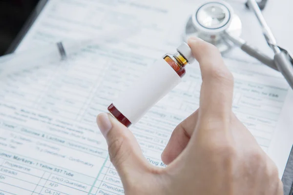 Médico anónimo mostrando um frasco para injetáveis de medicamento — Fotografia de Stock