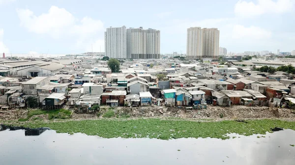 Vista aérea do bairro de favelas lotadas — Fotografia de Stock