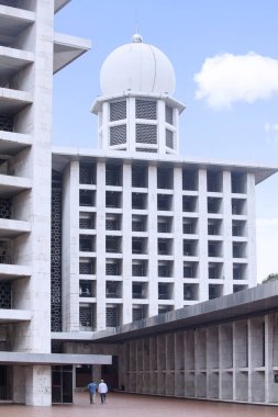 İki kimliği belirsiz erkek İstiklâl camide yürüyüş