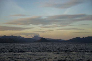 Hills gündoğumu zaman tropikal plaj