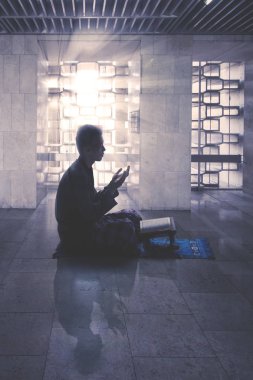 Müslüman erkek Camii Allah'a dua