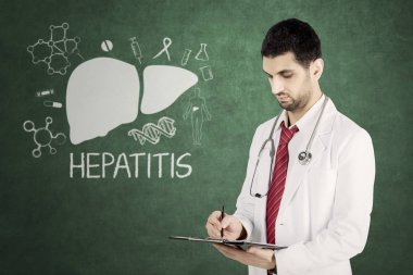Karaciğer sembolü ile İtalyan erkek doktor