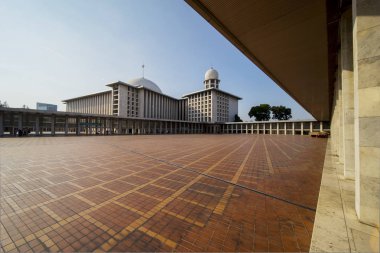 İstiklâl Camii güzel mavi gökyüzü altında