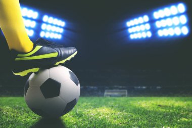 Futbol topu futbol sahada tekme ayak closeup