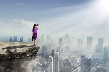 Kadın girişimci dürbün ile seyir